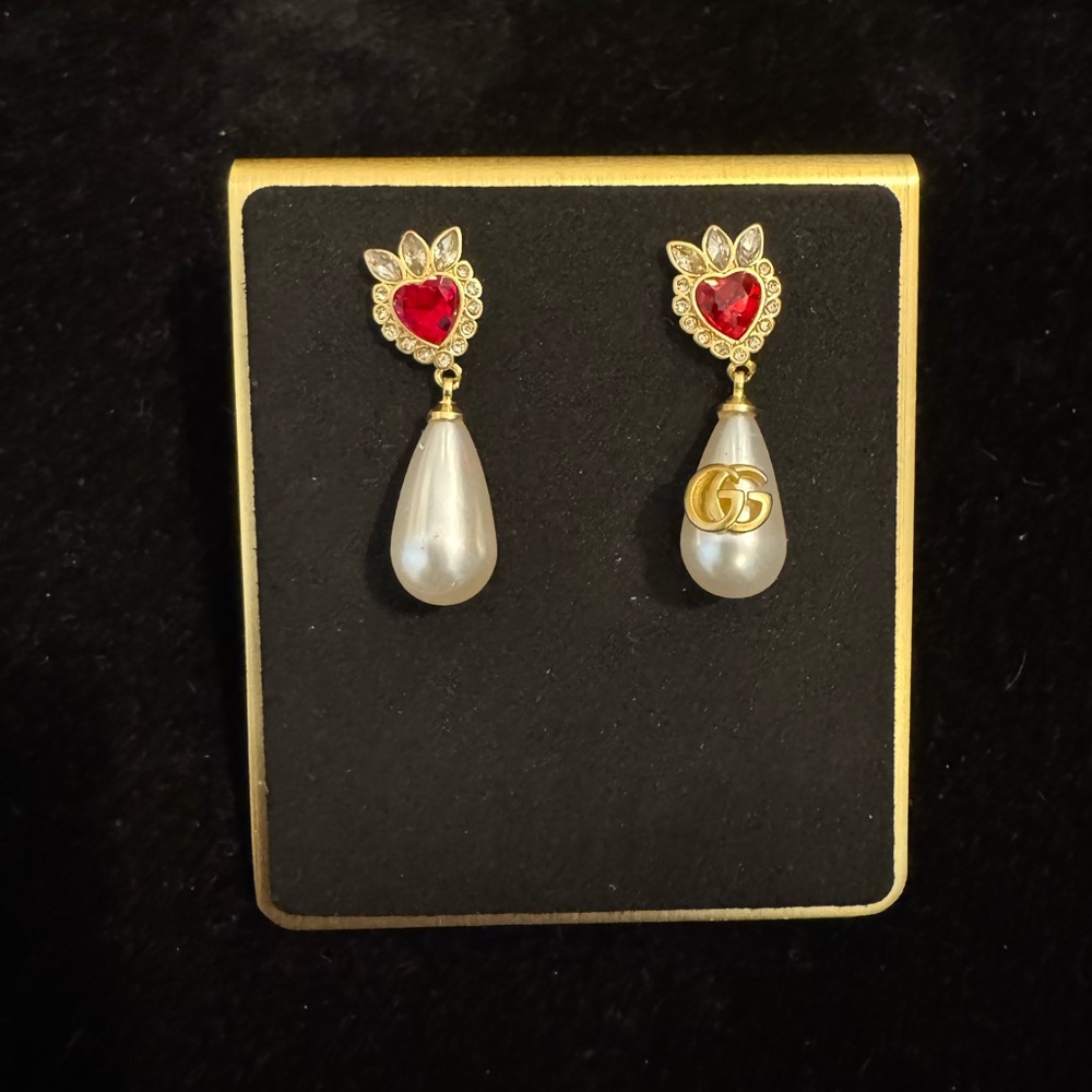 Gucci GG Interlock Elegant Gold and Red Heart Drop Earrings - Picture 2 of 3